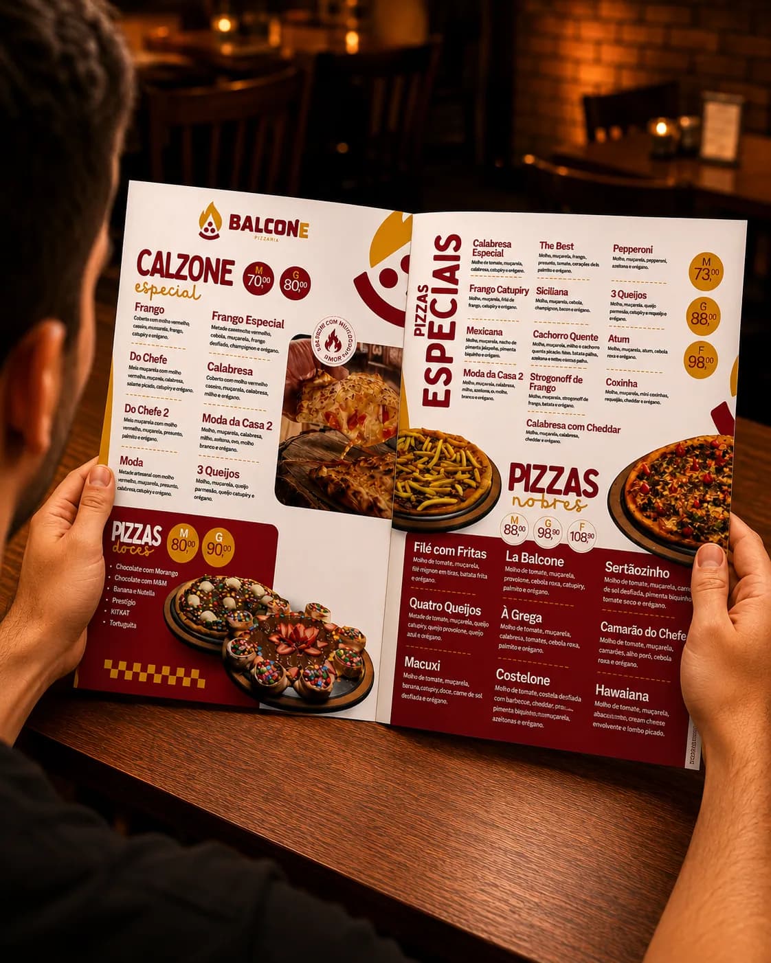 Cliente a segurar a ementa de BALCONE, pizzaria