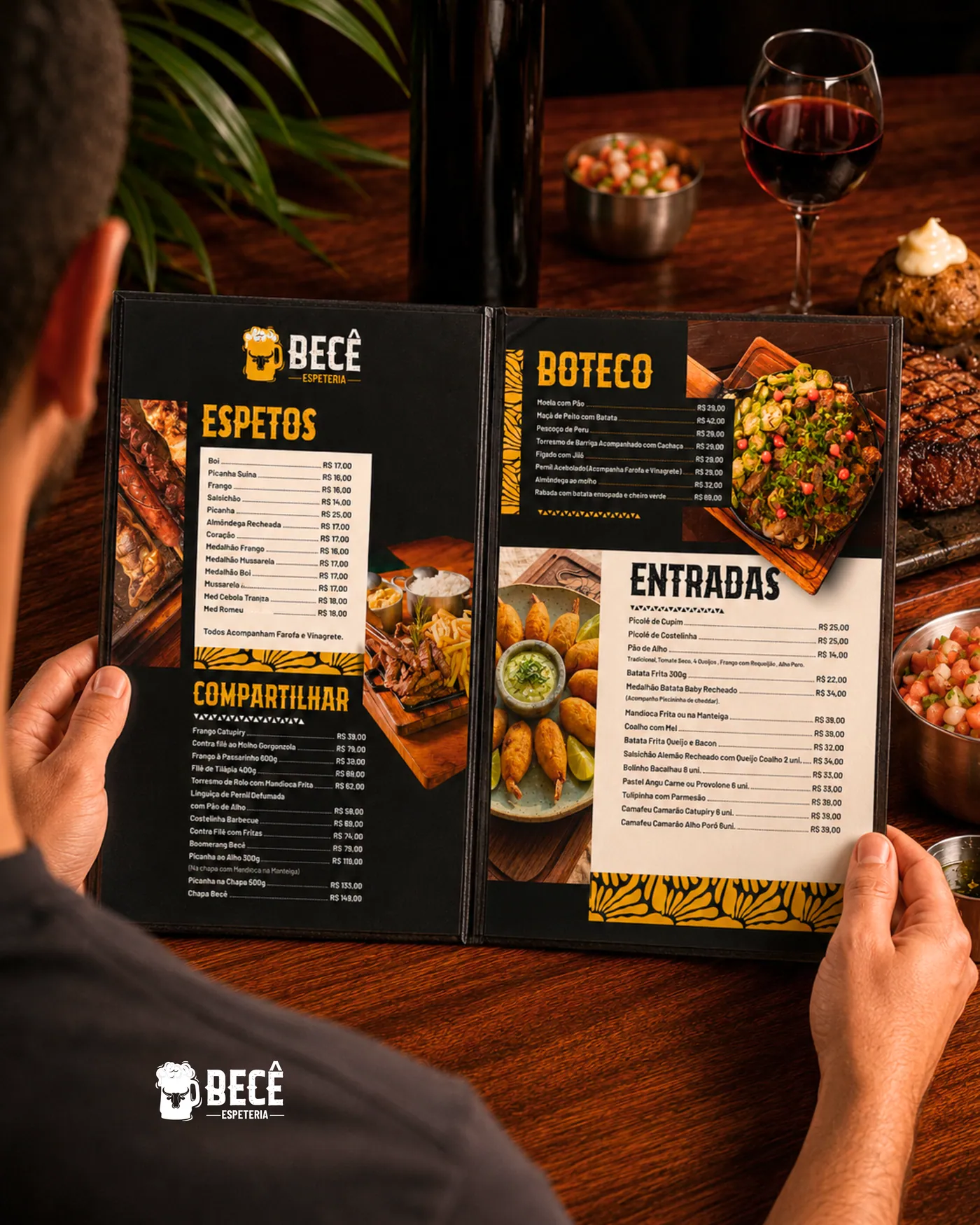 Cliente a segurar a ementa de BECE, bar - restaurante
