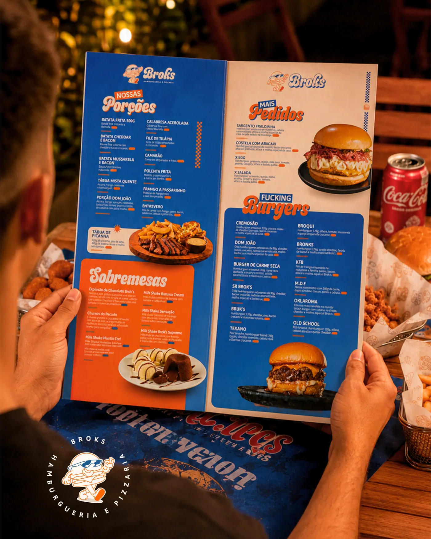 Cliente a segurar a ementa de BROKS, pizzaria