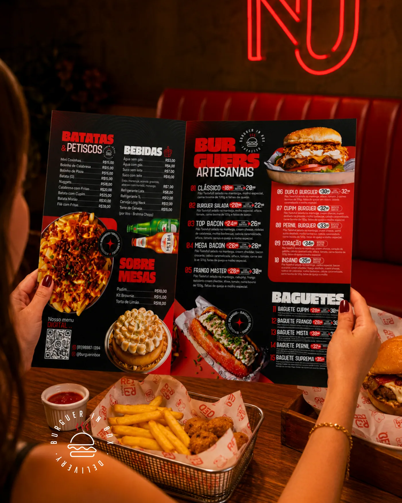 Cliente a segurar a ementa de BURGUER IN BOX, hamburgueria