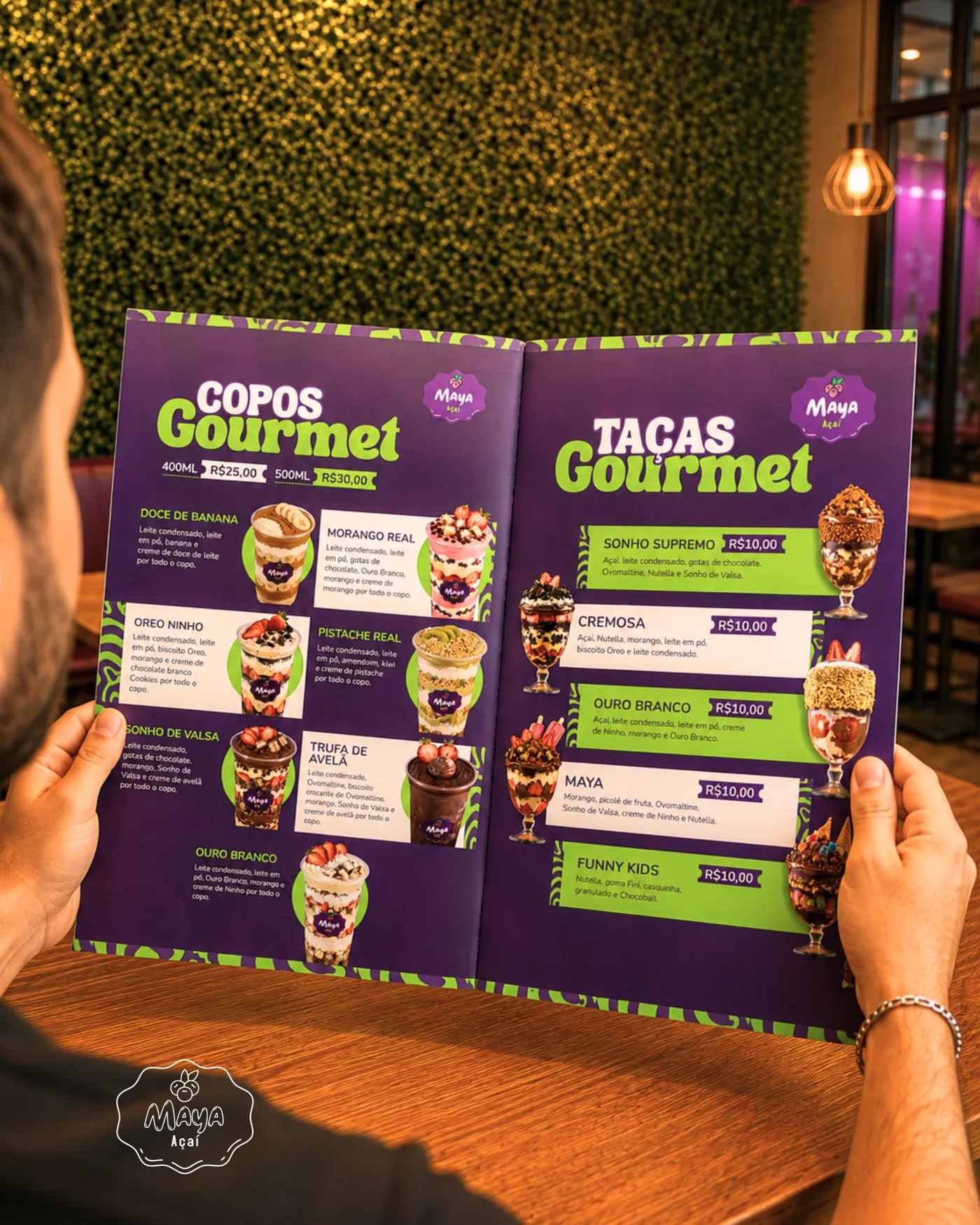 Cliente a segurar a ementa de MAYA, sorveteria - açaiteria