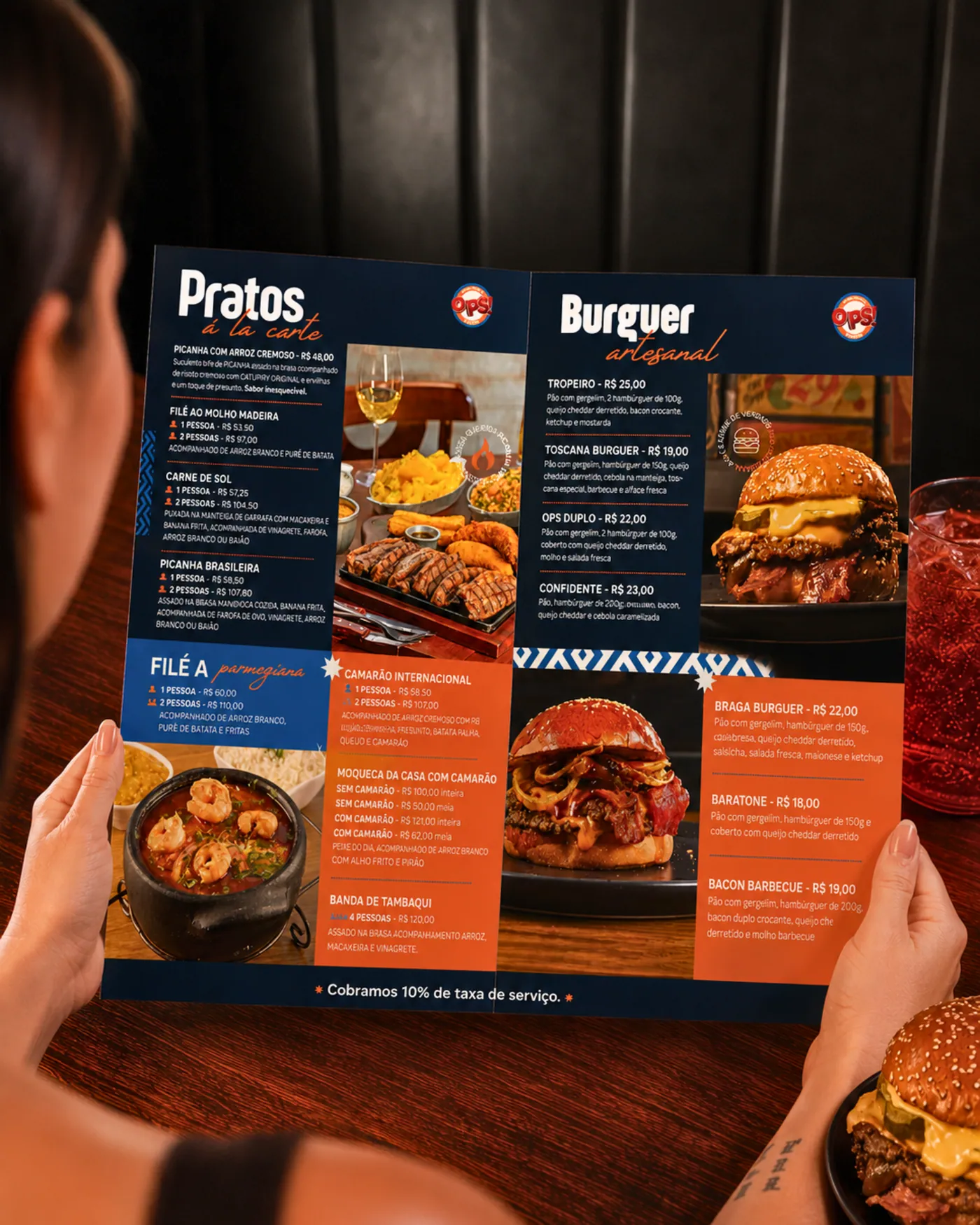 Cliente a segurar a ementa de OPS, bar - restaurante
