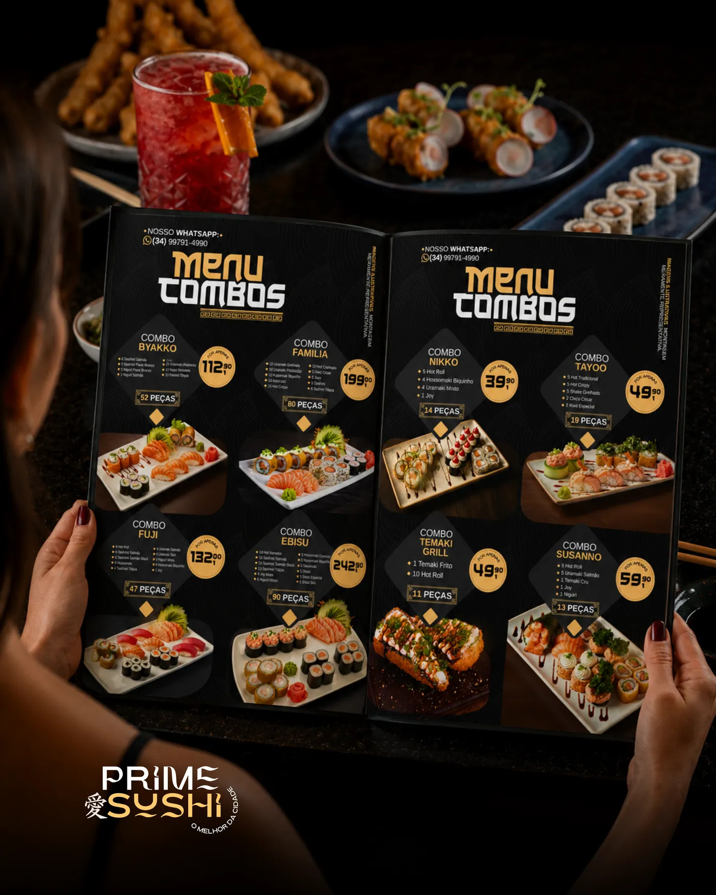 Cliente a segurar a ementa de PRIME SUSHI, bar - restaurante