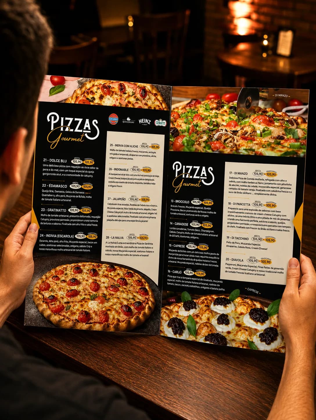 Cliente a segurar a ementa de QUINTAL, pizzaria