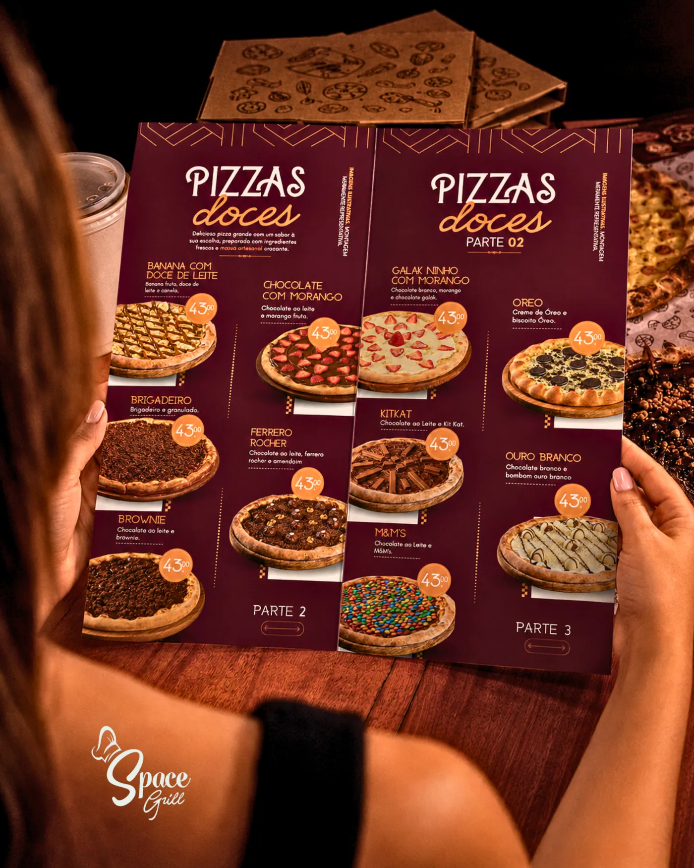 Cliente a segurar a ementa de SPACE GRILL, pizzaria