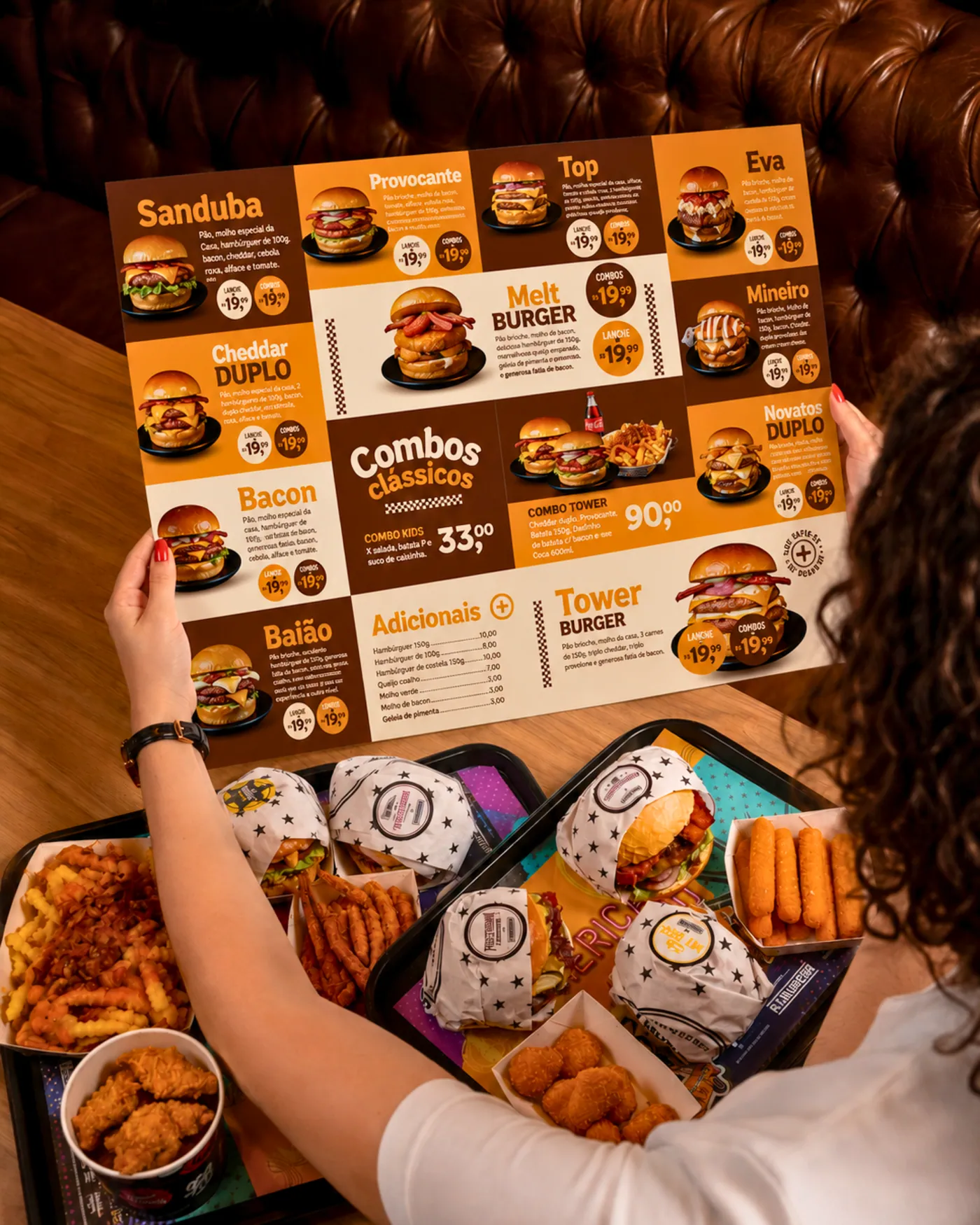 Cliente a segurar a ementa de TOWER BURGER, hamburgueria